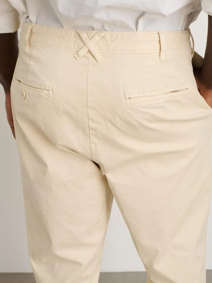 Alex Mill Pants Men Standard Pleated Pant In Chino Oat Milk
