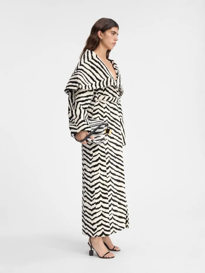 JACQUEMUS The Caruso Coat Jacquard Zebra Velvelt Black Women Coats and Jackets JACQUEMUS The Caruso Coat Jacquard Zebra Velvelt Black Women Coats and Jackets