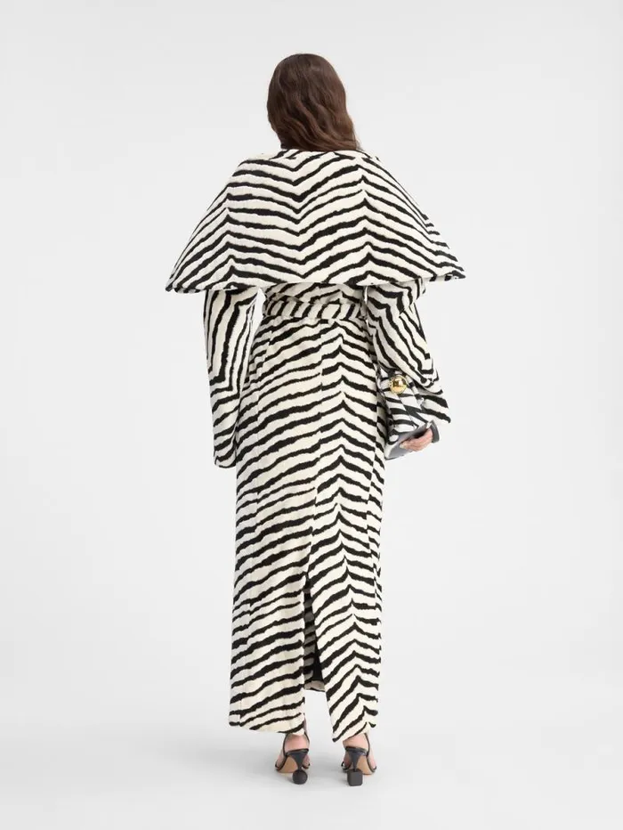 JACQUEMUS The Caruso Coat Jacquard Zebra Velvelt Black Women Coats and Jackets JACQUEMUS The Caruso Coat Jacquard Zebra Velvelt Black Women Coats and Jackets
