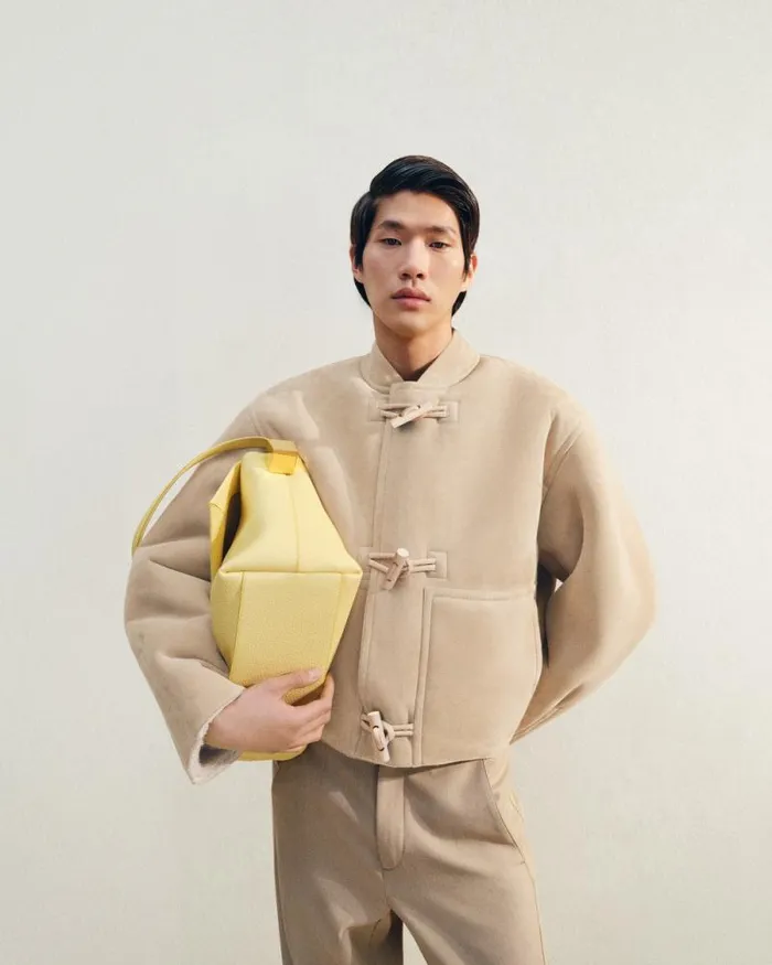JACQUEMUS The Large Rond Carr Light Yellow Women Shoulder Bags JACQUEMUS The Large Rond Carr Light Yellow Women Shoulder Bags