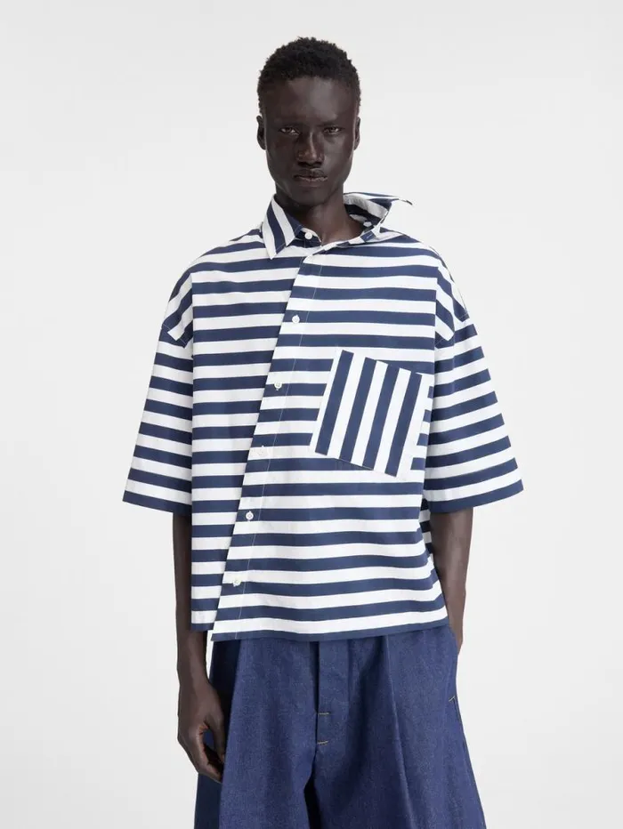 JACQUEMUS The Pablo Shortsleeve Shirt Print White and Blue Stripes Men Shirts JACQUEMUS The Pablo Shortsleeve Shirt Print White and Blue Stripes Men Shirts