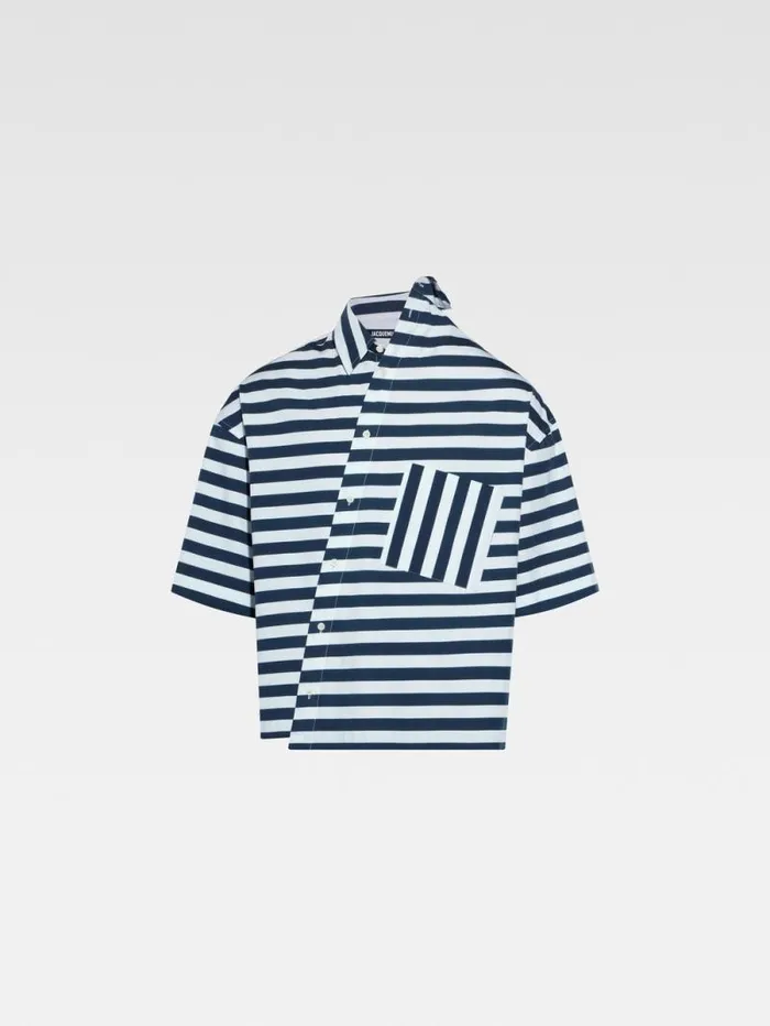 JACQUEMUS The Pablo Shortsleeve Shirt Print White and Blue Stripes Men Shirts JACQUEMUS The Pablo Shortsleeve Shirt Print White and Blue Stripes Men Shirts