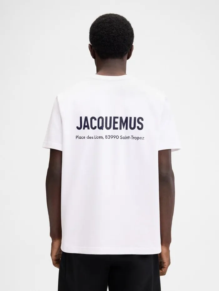 JACQUEMUS The Saint Tropez Place Des Lices Address Tshirt Saint Tropez Lices WomenMen Tshirts JACQUEMUS The Saint Tropez Place Des Lices Address Tshirt Saint Tropez Lices WomenMen Tshirts