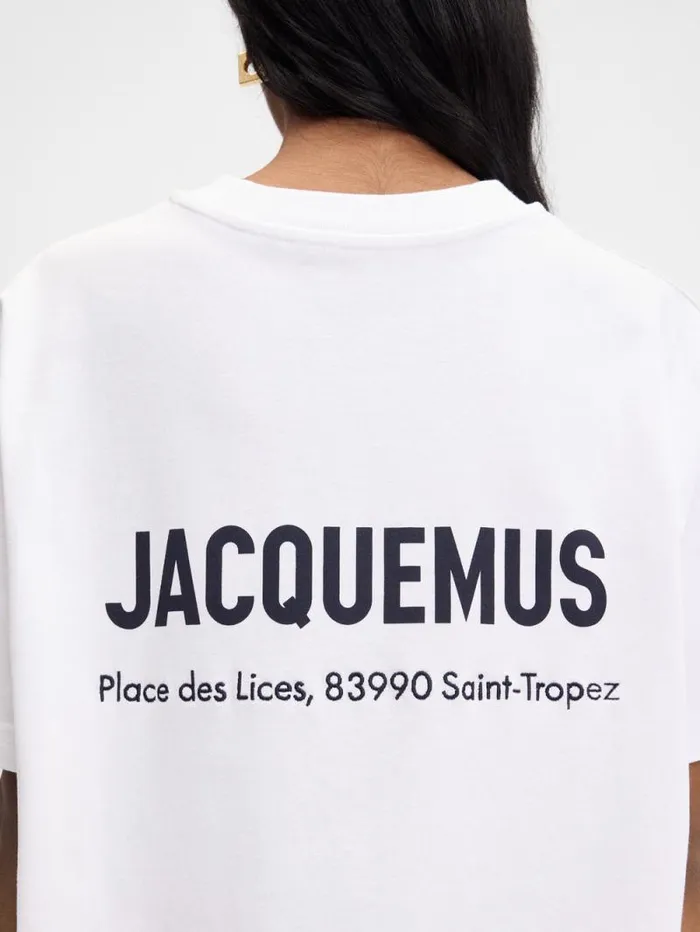 JACQUEMUS The Saint Tropez Place Des Lices Address Tshirt Saint Tropez Lices WomenMen Tshirts JACQUEMUS The Saint Tropez Place Des Lices Address Tshirt Saint Tropez Lices WomenMen Tshirts