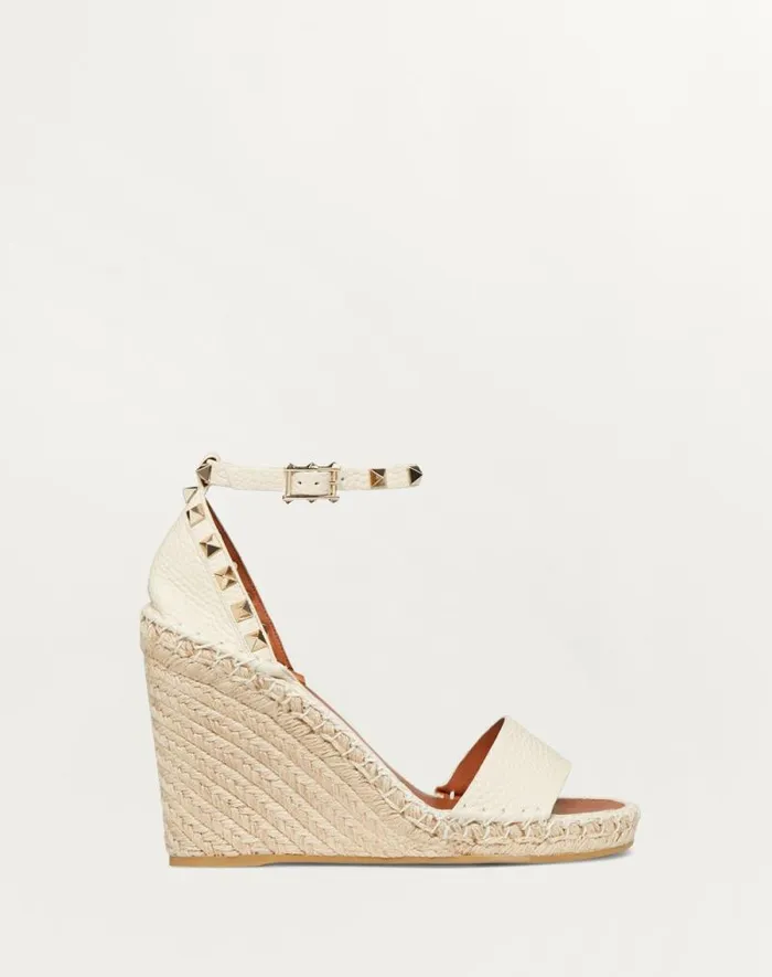 Valentino Espadrilles And Wedges Woman Double Rockstud Grainy Calfskin Wedge Sandal 105 Mm For Woman In Poudre Poudre Valentino Espadrilles And Wedges Woman Double Rockstud Grainy Calfskin Wedge Sandal 105 Mm For Woman In Poudre Poudre