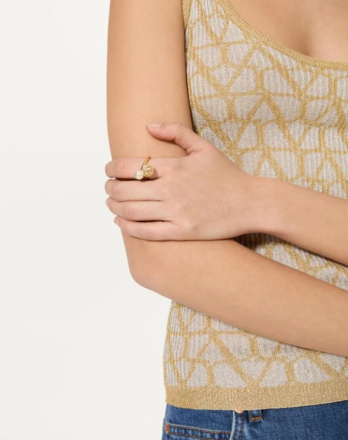 Valentino Jewelry Woman Vlogo Signature Metal And Pearl Ring For Woman In Goldcream Goldcream Valentino Jewelry Woman Vlogo Signature Metal And Pearl Ring For Woman In Goldcream Goldcream