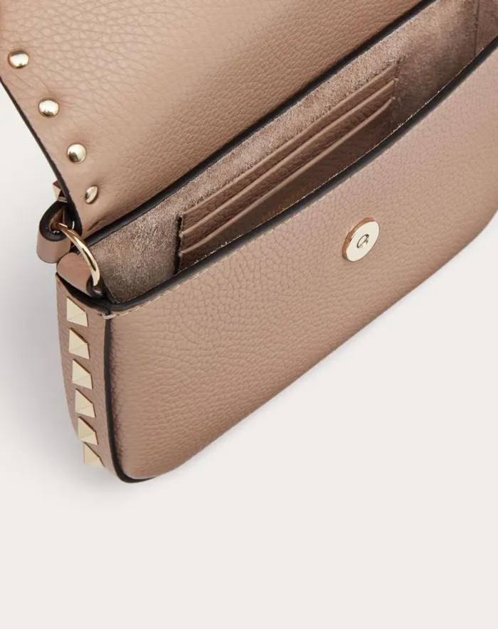 Valentino Mini Bags Woman Rockstud Grainy Calfskin Pouch For Woman In Poudre Poudre Valentino Mini Bags Woman Rockstud Grainy Calfskin Pouch For Woman In Poudre Poudre
