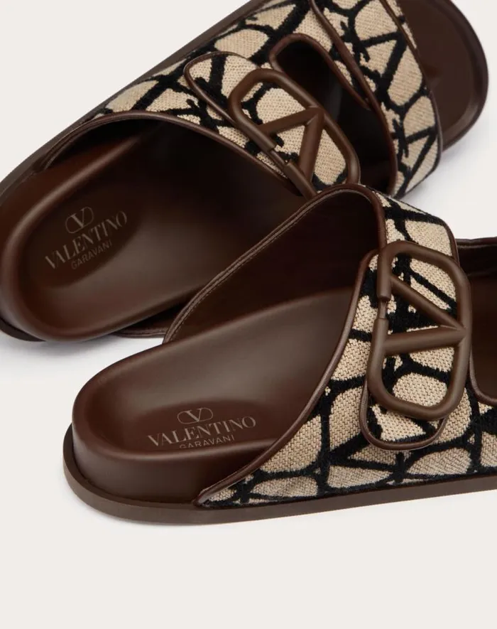Valentino Sandals Man Vlogo Toile Iconographe Sandal For Man In Beigeblack Beigeblack Valentino Sandals Man Vlogo Toile Iconographe Sandal For Man In Beigeblack Beigeblack
