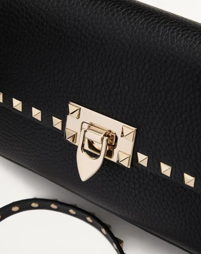 Valentino Shoulder Bags Woman Valentino Garavani Rockstud Grainy Calfskin Shoulder Bag For Woman In Poudre Poudre Valentino Shoulder Bags Woman Valentino Garavani Rockstud Grainy Calfskin Shoulder Bag For Woman In Poudre Poudre