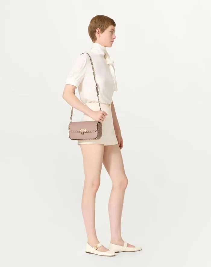 Valentino Shoulder Bags Woman Valentino Garavani Rockstud Grainy Calfskin Shoulder Bag For Woman In Poudre Poudre Valentino Shoulder Bags Woman Valentino Garavani Rockstud Grainy Calfskin Shoulder Bag For Woman In Poudre Poudre