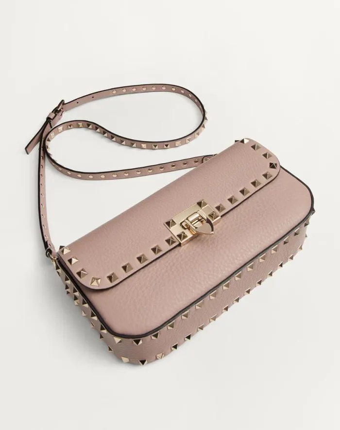 Valentino Shoulder Bags Woman Valentino Garavani Rockstud Grainy Calfskin Shoulder Bag For Woman In Poudre Poudre Valentino Shoulder Bags Woman Valentino Garavani Rockstud Grainy Calfskin Shoulder Bag For Woman In Poudre Poudre