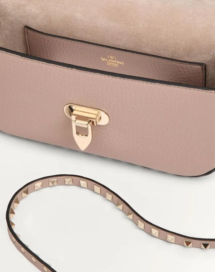 Valentino Shoulder Bags Woman Valentino Garavani Rockstud Grainy Calfskin Shoulder Bag For Woman In Poudre Poudre Valentino Shoulder Bags Woman Valentino Garavani Rockstud Grainy Calfskin Shoulder Bag For Woman In Poudre Poudre