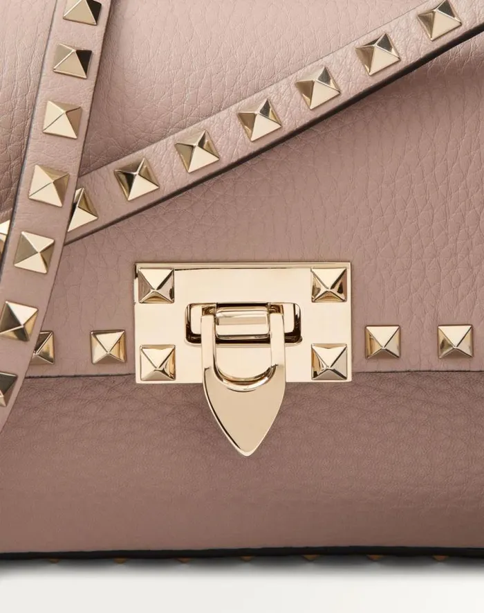 Valentino Shoulder Bags Woman Valentino Garavani Rockstud Grainy Calfskin Shoulder Bag For Woman In Poudre Poudre Valentino Shoulder Bags Woman Valentino Garavani Rockstud Grainy Calfskin Shoulder Bag For Woman In Poudre Poudre