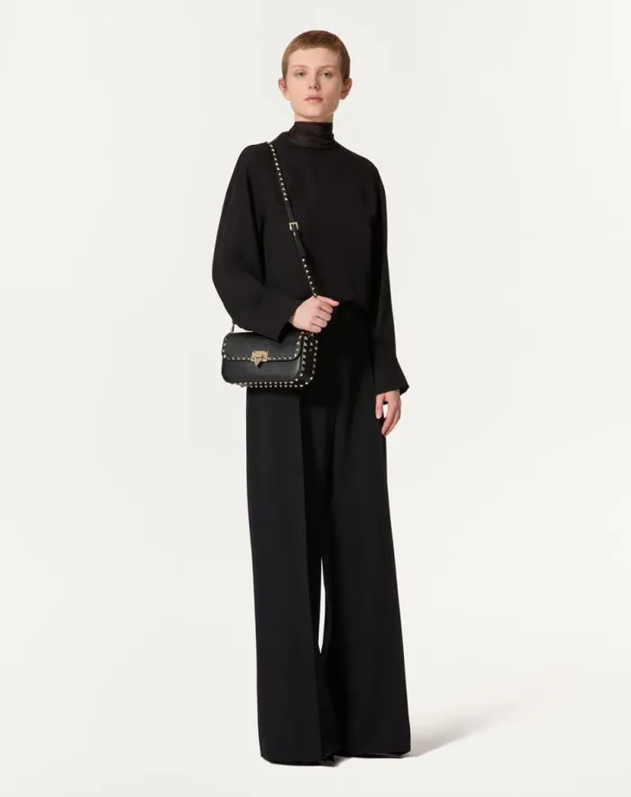Valentino Shoulder Bags Woman Valentino Garavani Rockstud Grainy Calfskin Shoulder Bag For Woman In Poudre Poudre Valentino Shoulder Bags Woman Valentino Garavani Rockstud Grainy Calfskin Shoulder Bag For Woman In Poudre Poudre