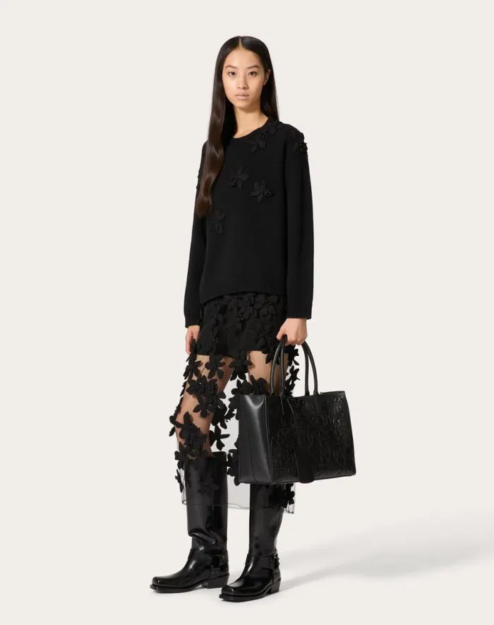 Valentino Totes Woman Medium Tote Bag Vlogo Locker Leather Tote With Embroidered Roses For Woman In Black Black Valentino Totes Woman Medium Tote Bag Vlogo Locker Leather Tote With Embroidered Roses For Woman In Black Black