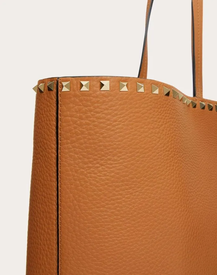 Valentino Totes Woman Rockstud Grainy Calfskin Tote Bag For Woman In Poudre Poudre Valentino Totes Woman Rockstud Grainy Calfskin Tote Bag For Woman In Poudre Poudre