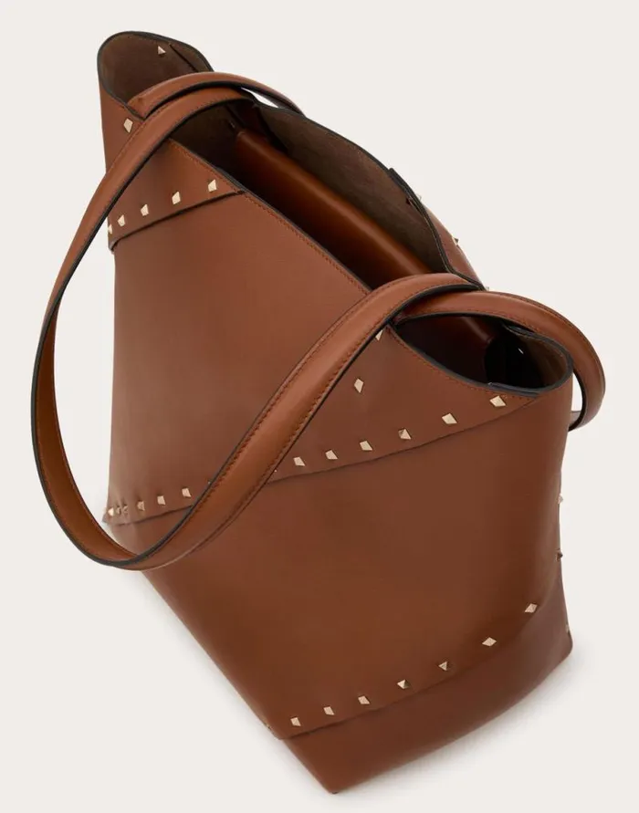 Valentino Totes Woman Valentino Garavani Valentino Garavani Rockstud Wispy Shopping Bag In Calfskin For Woman In Tobacco Tobacco Valentino Totes Woman Valentino Garavani Valentino Garavani Rockstud Wispy Shopping Bag In Calfskin For Woman In Tobacco Tobacco