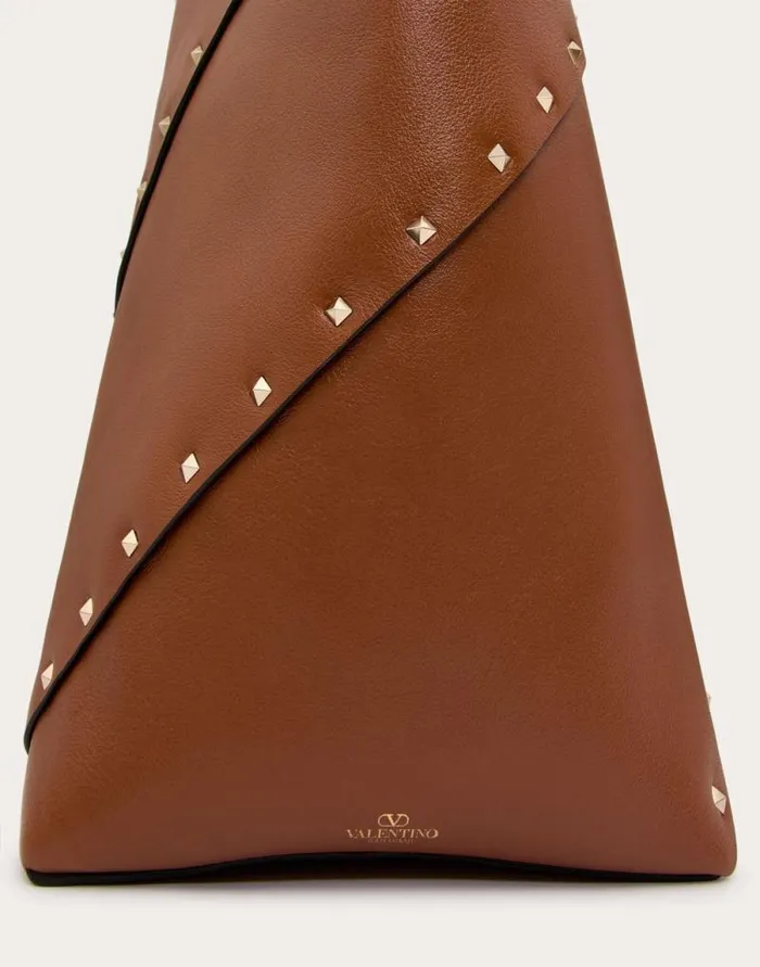Valentino Totes Woman Valentino Garavani Valentino Garavani Rockstud Wispy Shopping Bag In Calfskin For Woman In Tobacco Tobacco Valentino Totes Woman Valentino Garavani Valentino Garavani Rockstud Wispy Shopping Bag In Calfskin For Woman In Tobacco Tobacco